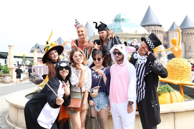 Tiểu cảnh Halloween được tạo từ hơn 10 tấn bí, ngô, táo tại Sun World Ba Na Hills ảnh 2